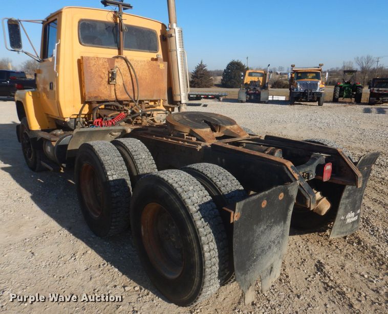 image for item DH8147 1995 Ford L9000  semi truck