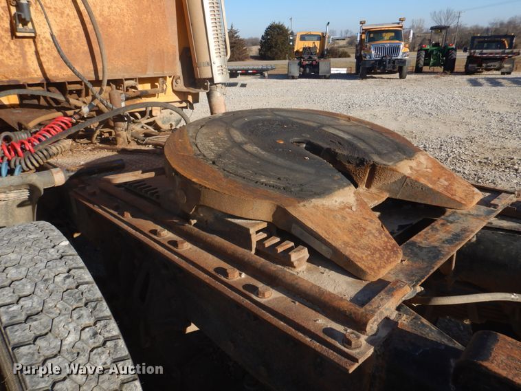 image for item DH8147 1995 Ford L9000  semi truck