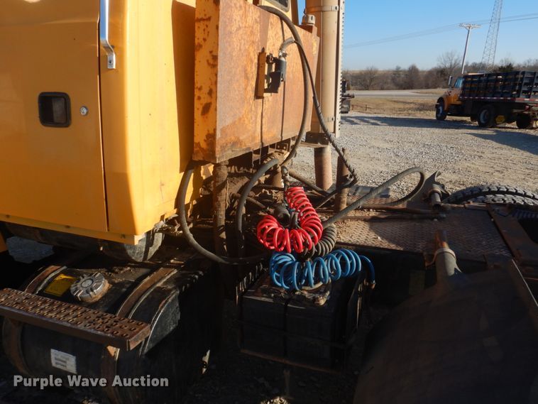 image for item DH8147 1995 Ford L9000  semi truck