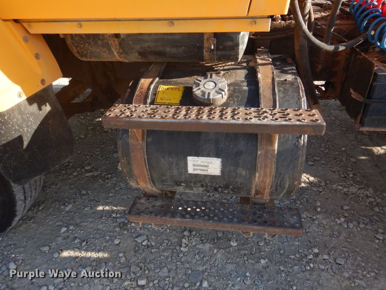 image for item DH8147 1995 Ford L9000  semi truck