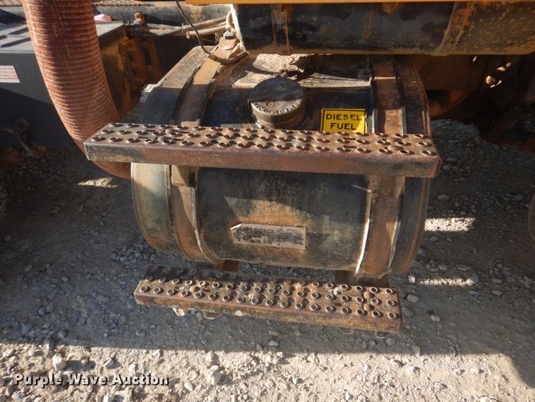 image for item DH8147 1995 Ford L9000  semi truck