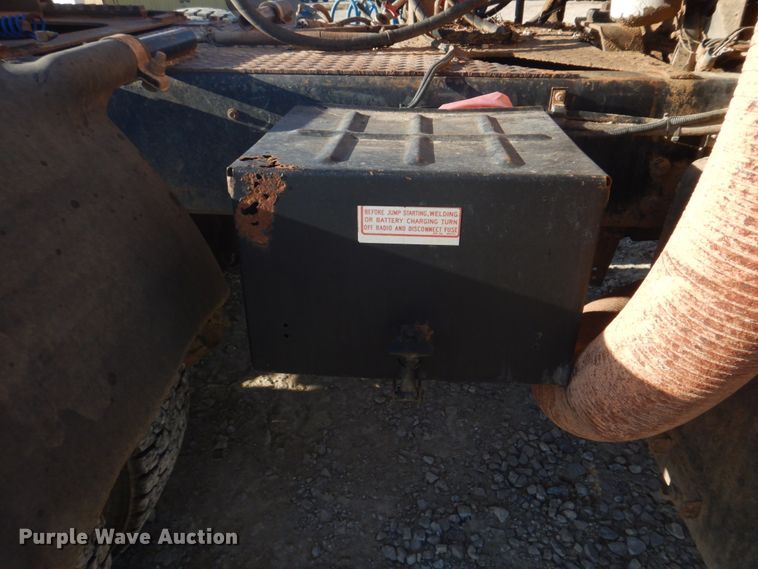 image for item DH8147 1995 Ford L9000  semi truck