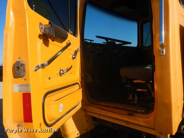 image for item DH8147 1995 Ford L9000  semi truck