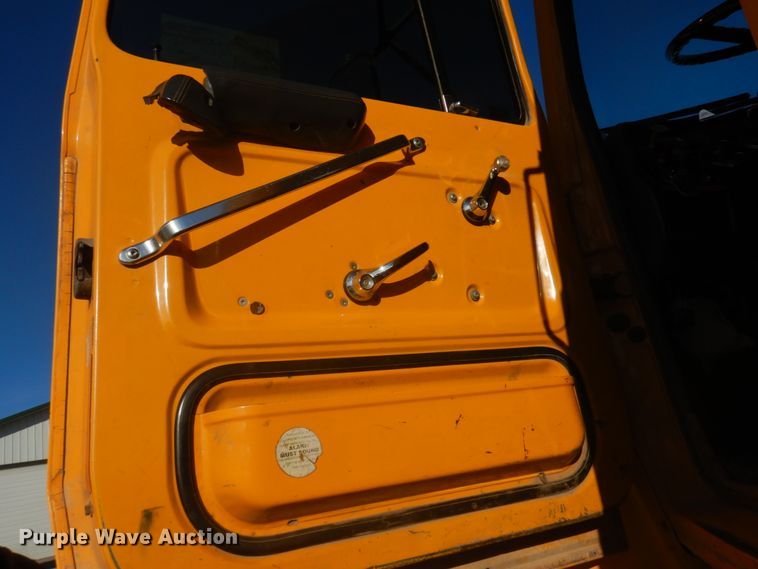 image for item DH8147 1995 Ford L9000  semi truck