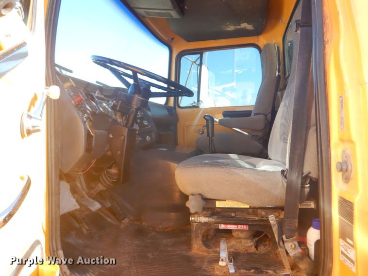 image for item DH8147 1995 Ford L9000  semi truck