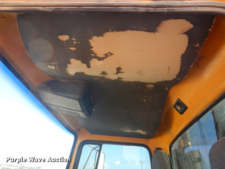 image for item DH8147 1995 Ford L9000  semi truck