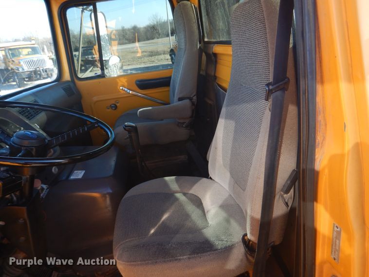 image for item DH8147 1995 Ford L9000  semi truck