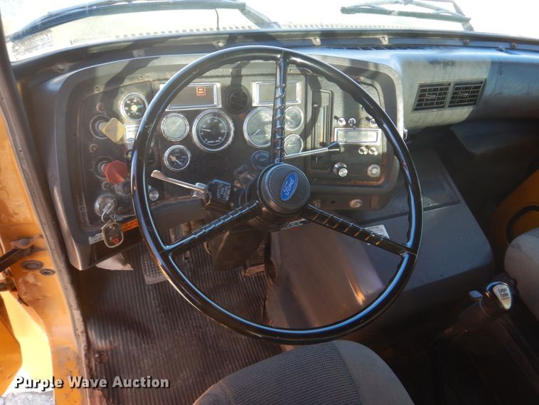 image for item DH8147 1995 Ford L9000  semi truck