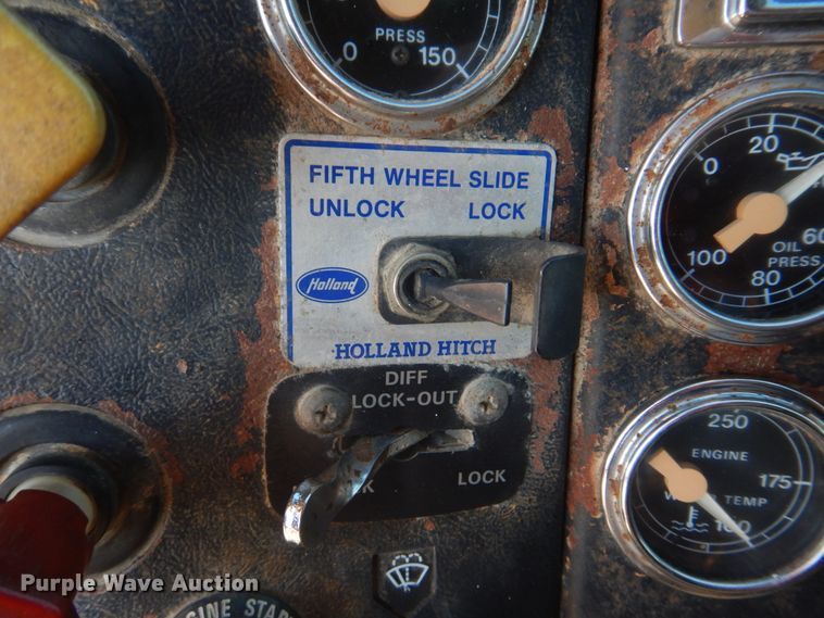 image for item DH8147 1995 Ford L9000  semi truck