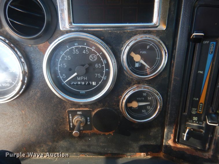 image for item DH8147 1995 Ford L9000  semi truck