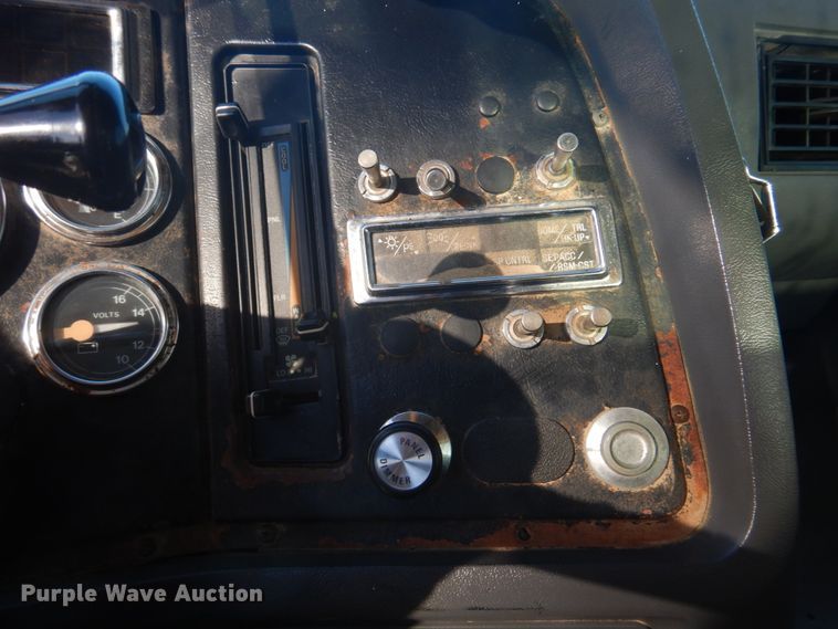 image for item DH8147 1995 Ford L9000  semi truck