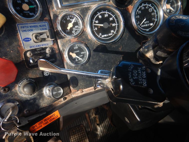 image for item DH8147 1995 Ford L9000  semi truck