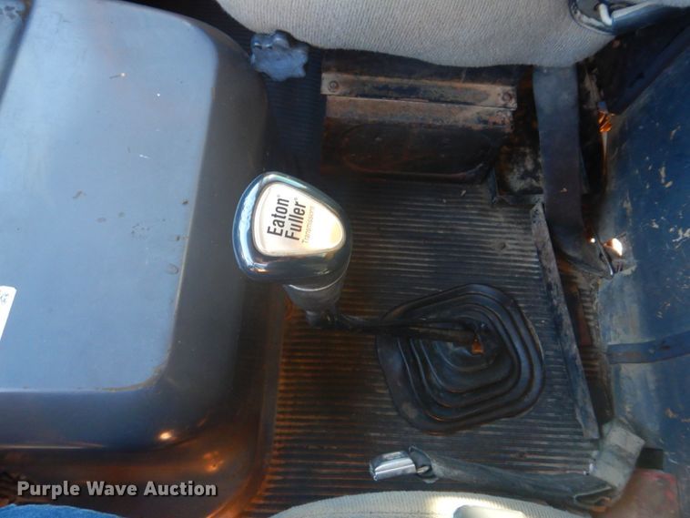 image for item DH8147 1995 Ford L9000  semi truck