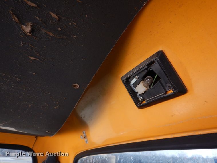 image for item DH8147 1995 Ford L9000  semi truck