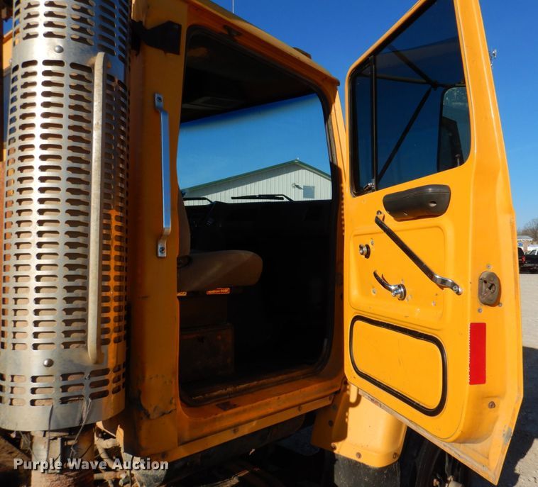 image for item DH8147 1995 Ford L9000  semi truck