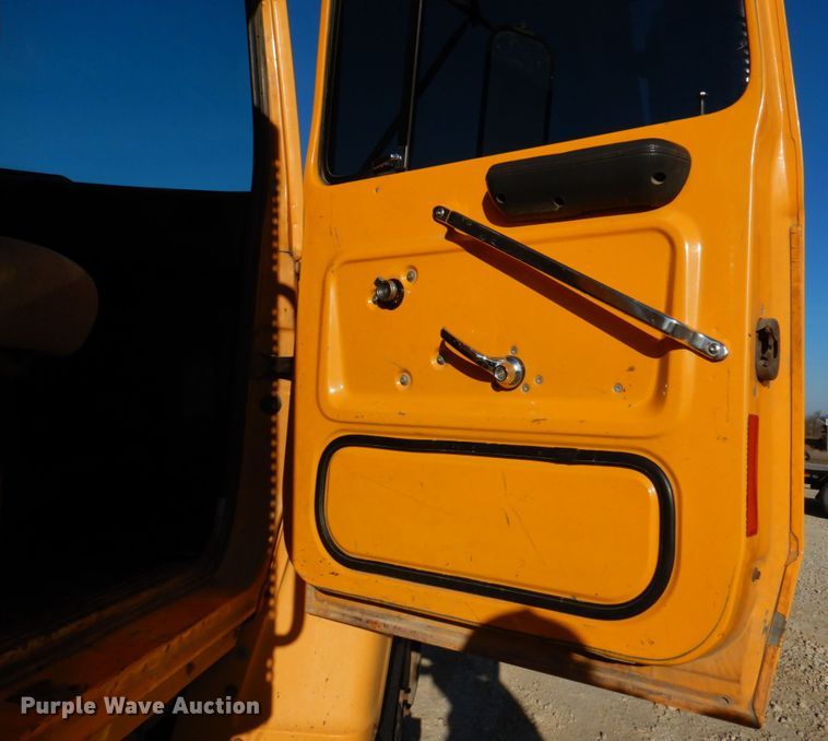 image for item DH8147 1995 Ford L9000  semi truck