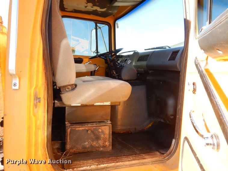 image for item DH8147 1995 Ford L9000  semi truck