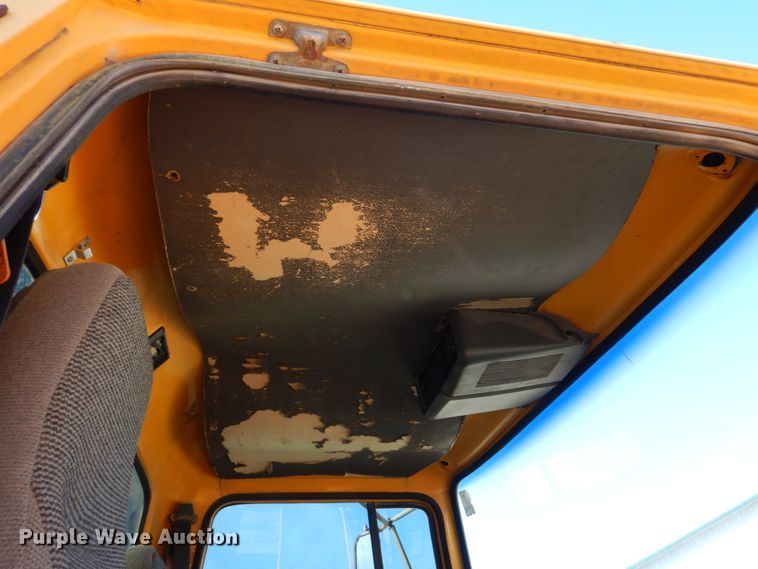 image for item DH8147 1995 Ford L9000  semi truck