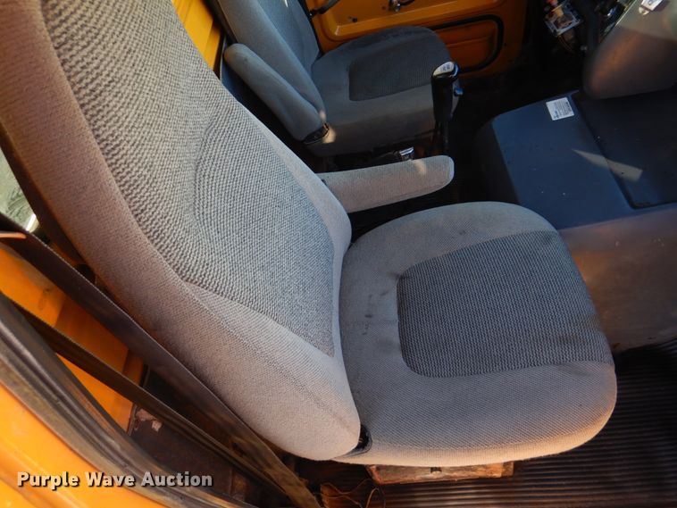 image for item DH8147 1995 Ford L9000  semi truck