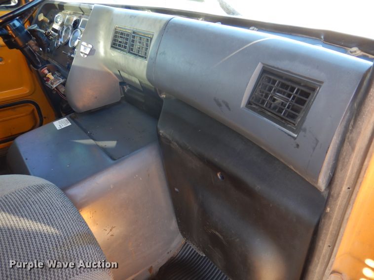 image for item DH8147 1995 Ford L9000  semi truck