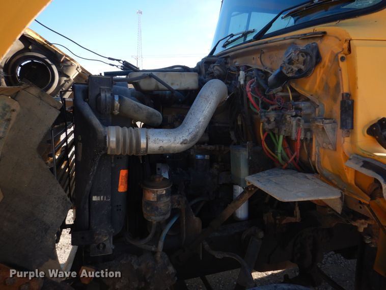 image for item DH8147 1995 Ford L9000  semi truck