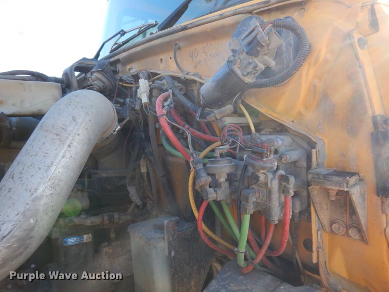 image for item DH8147 1995 Ford L9000  semi truck