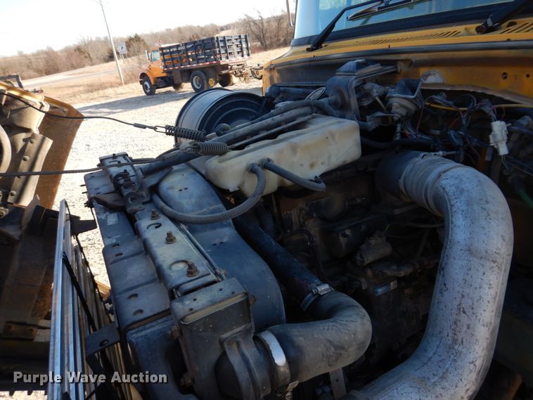 image for item DH8147 1995 Ford L9000  semi truck