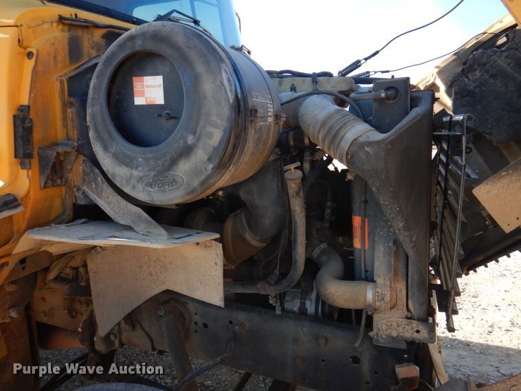 image for item DH8147 1995 Ford L9000  semi truck