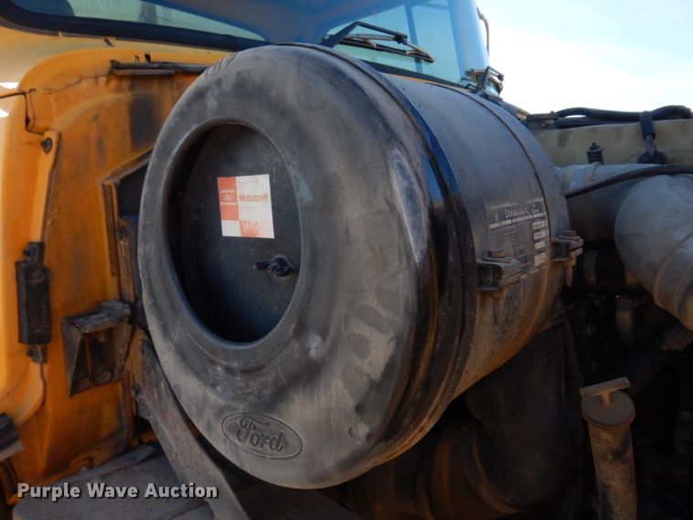 image for item DH8147 1995 Ford L9000  semi truck