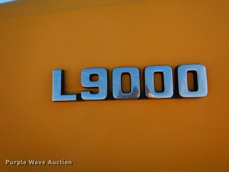 image for item DH8147 1995 Ford L9000  semi truck