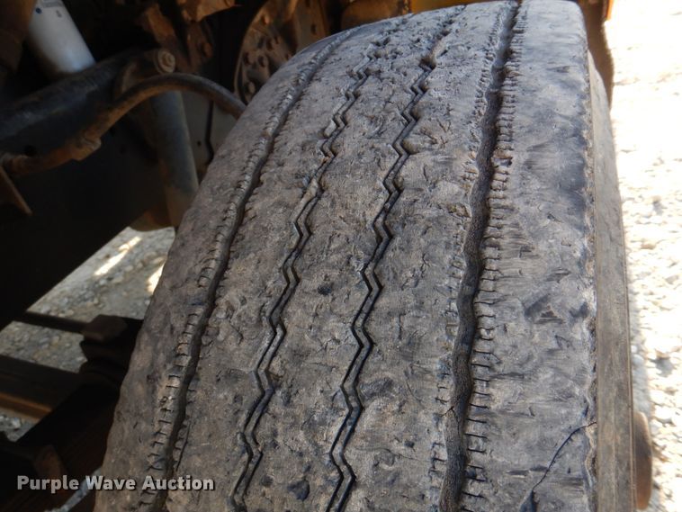 image for item DH8147 1995 Ford L9000  semi truck