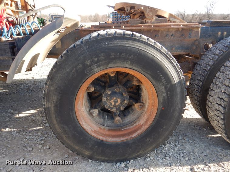 image for item DH8147 1995 Ford L9000  semi truck