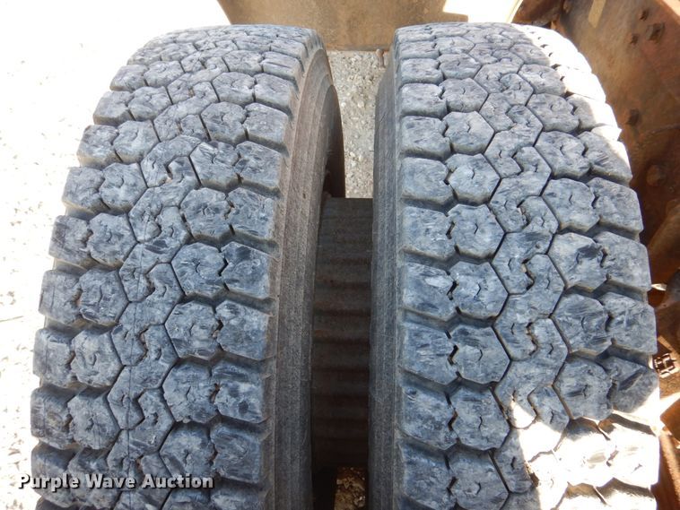 image for item DH8147 1995 Ford L9000  semi truck