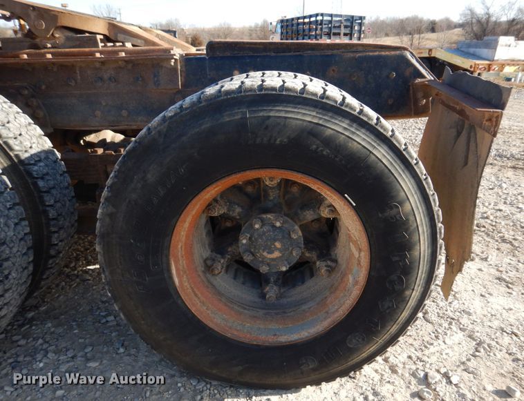 image for item DH8147 1995 Ford L9000  semi truck