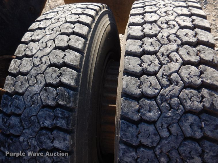 image for item DH8147 1995 Ford L9000  semi truck