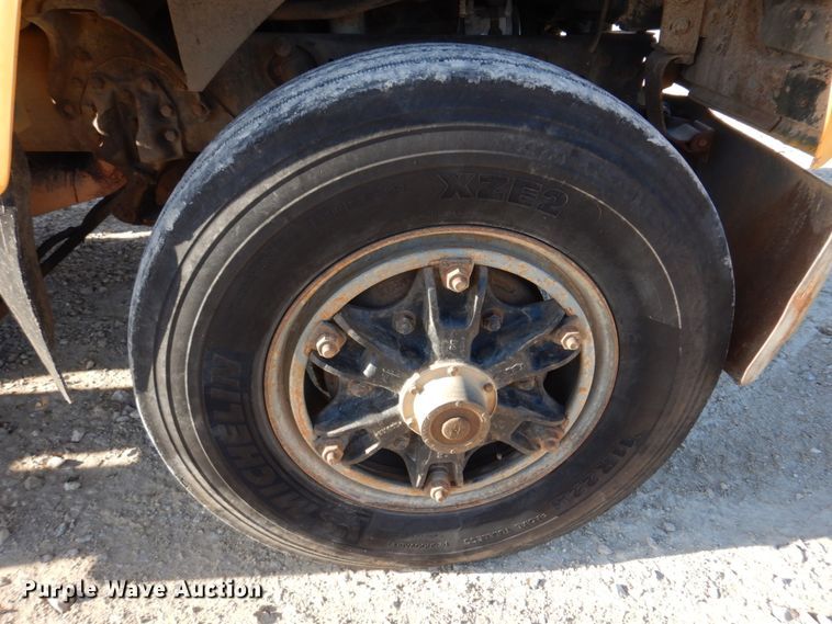 image for item DH8147 1995 Ford L9000  semi truck