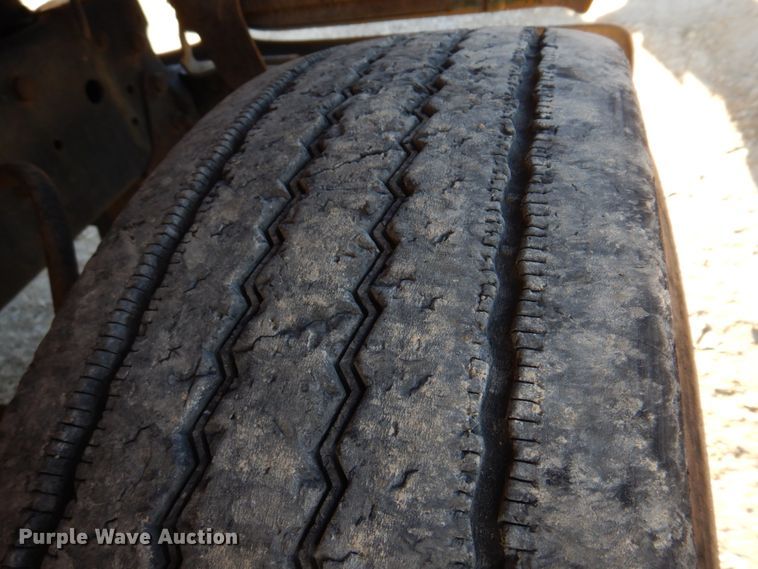 image for item DH8147 1995 Ford L9000  semi truck