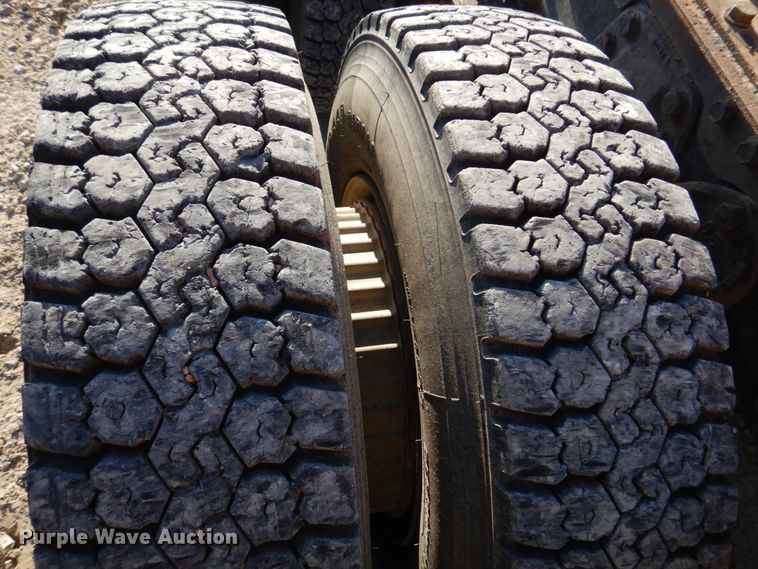 image for item DH8147 1995 Ford L9000  semi truck