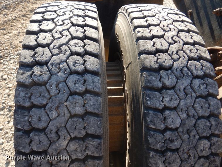 image for item DH8147 1995 Ford L9000  semi truck