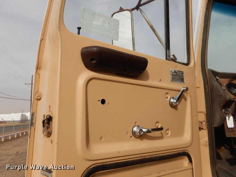 image for item DJ8895 1975 Ford 9000  pressure digger truck