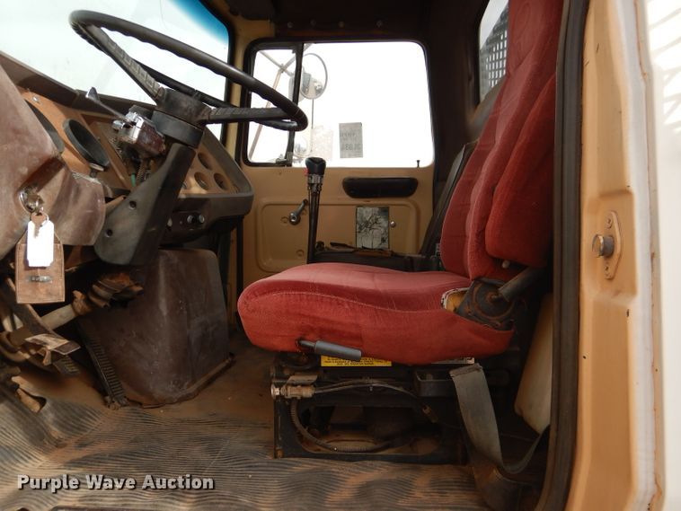 image for item DJ8895 1975 Ford 9000  pressure digger truck