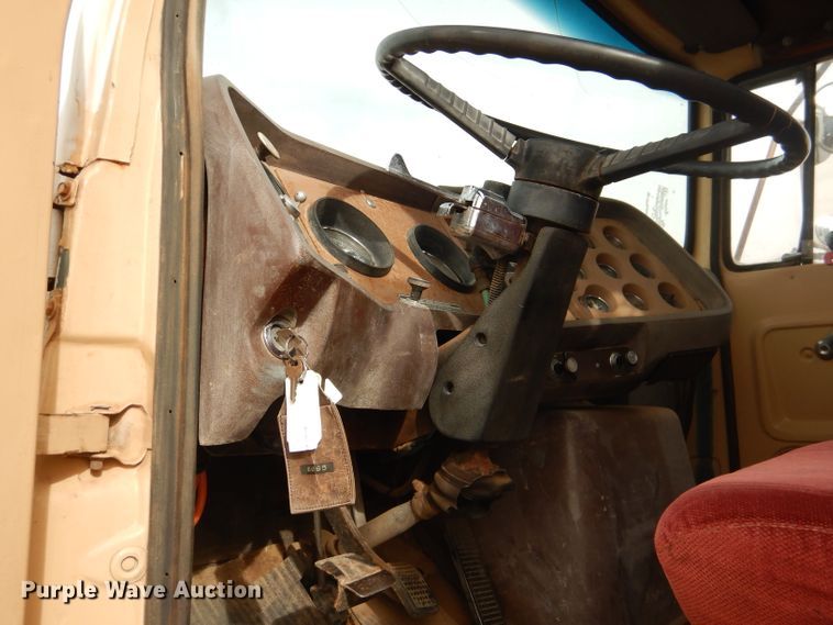 image for item DJ8895 1975 Ford 9000  pressure digger truck