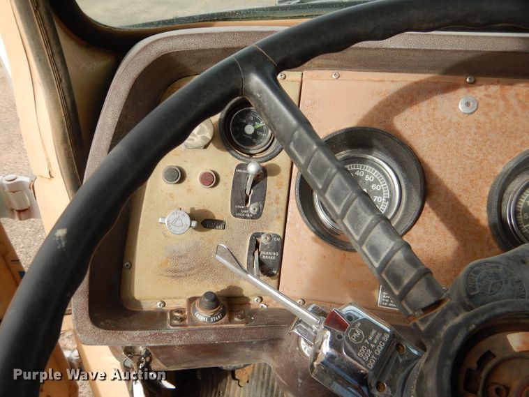 image for item DJ8895 1975 Ford 9000  pressure digger truck