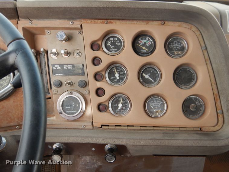 image for item DJ8895 1975 Ford 9000  pressure digger truck