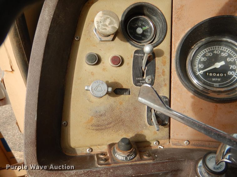 image for item DJ8895 1975 Ford 9000  pressure digger truck