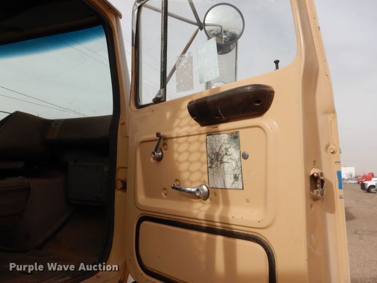 image for item DJ8895 1975 Ford 9000  pressure digger truck