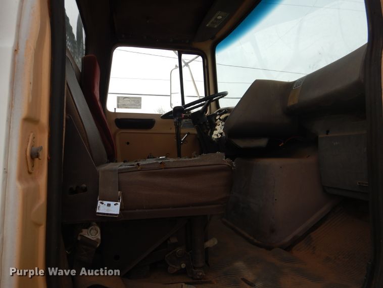 image for item DJ8895 1975 Ford 9000  pressure digger truck