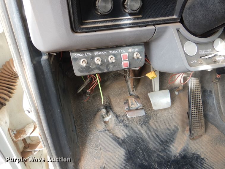 image for item DJ8897 1995 Ford FT900  digger derrick truck