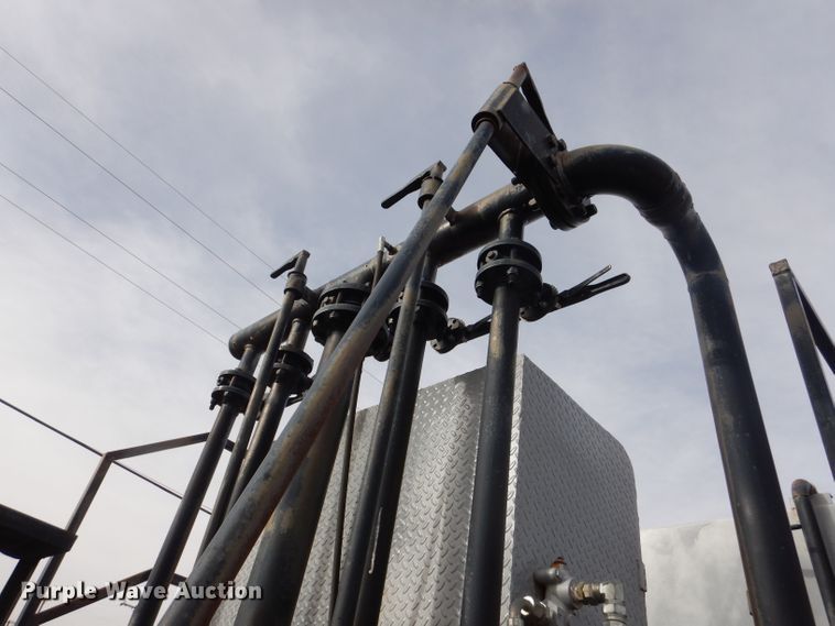 image for item DJ8898 2001 Peterbilt 362  oilfield truck