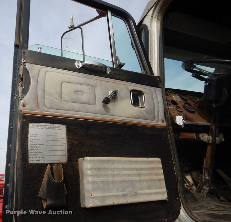 image for item DJ8898 2001 Peterbilt 362  oilfield truck